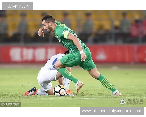 劳塔罗禁区前沿摆脱防守起脚劲射，皮球擦柱入网，国际米兰1比0绝杀